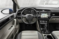 Photo 0of Volkswagen Touran 2 (5T) Minivan (2015)